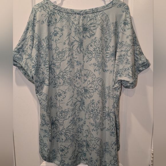 Wonderly Studio Floral Short Sleeve Top | 2X - Picture 2 of 8